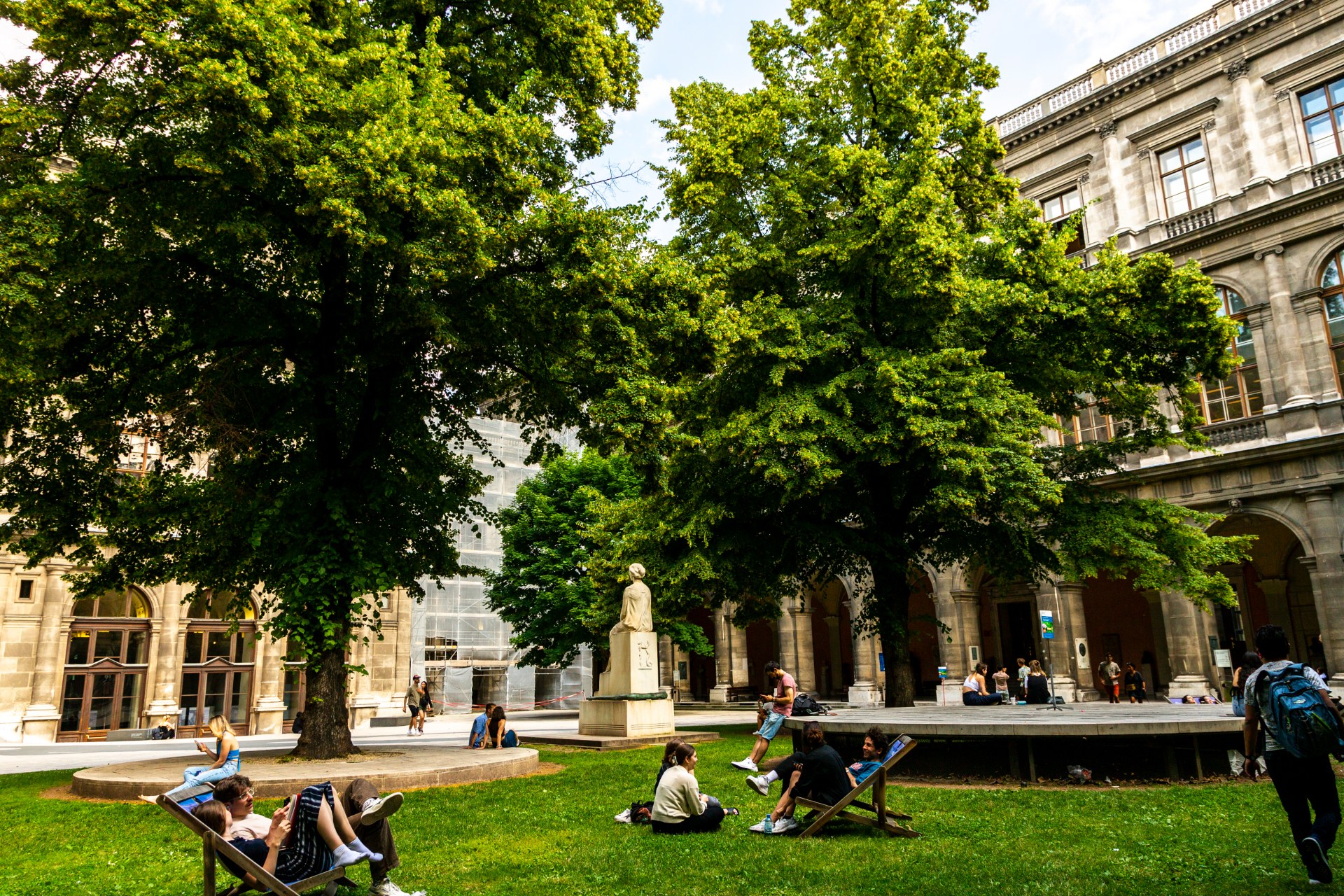 Étudiants se détendant dans la cour à arcades de l’Université de Vienne