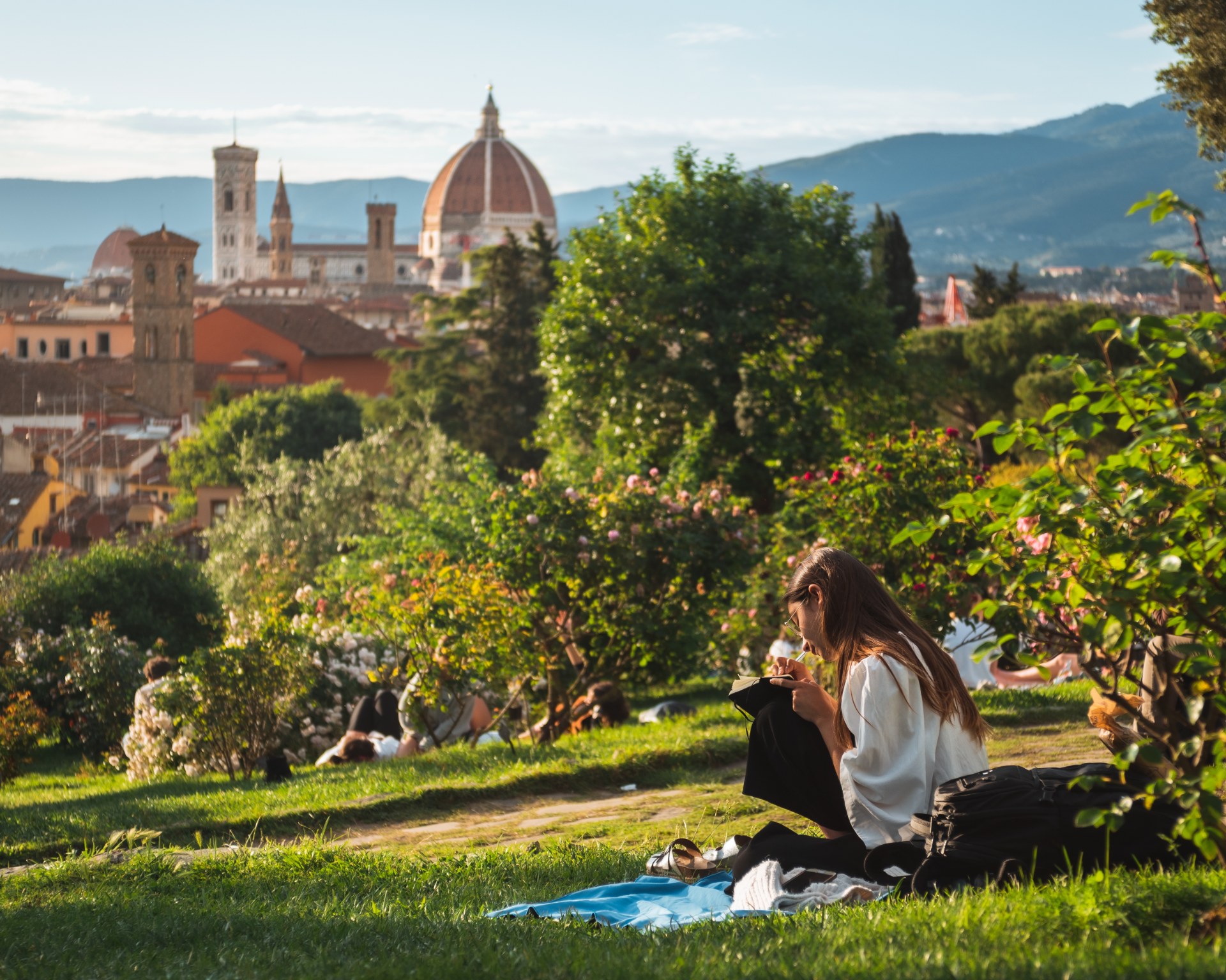 Jeune femme lisant sur l’herbe avec vue sur Florence