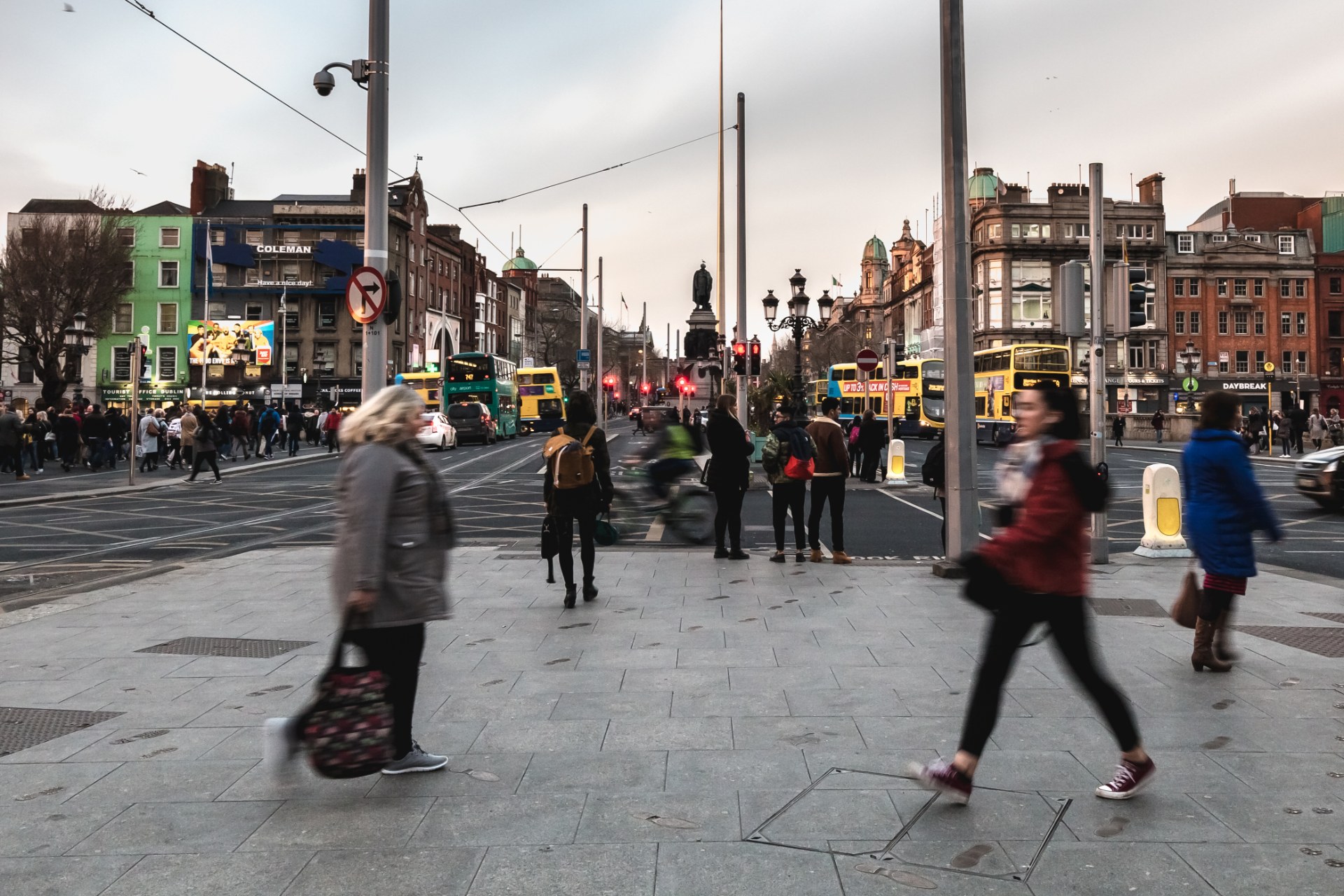 Des passants dans une rue du centre-ville de Dublin