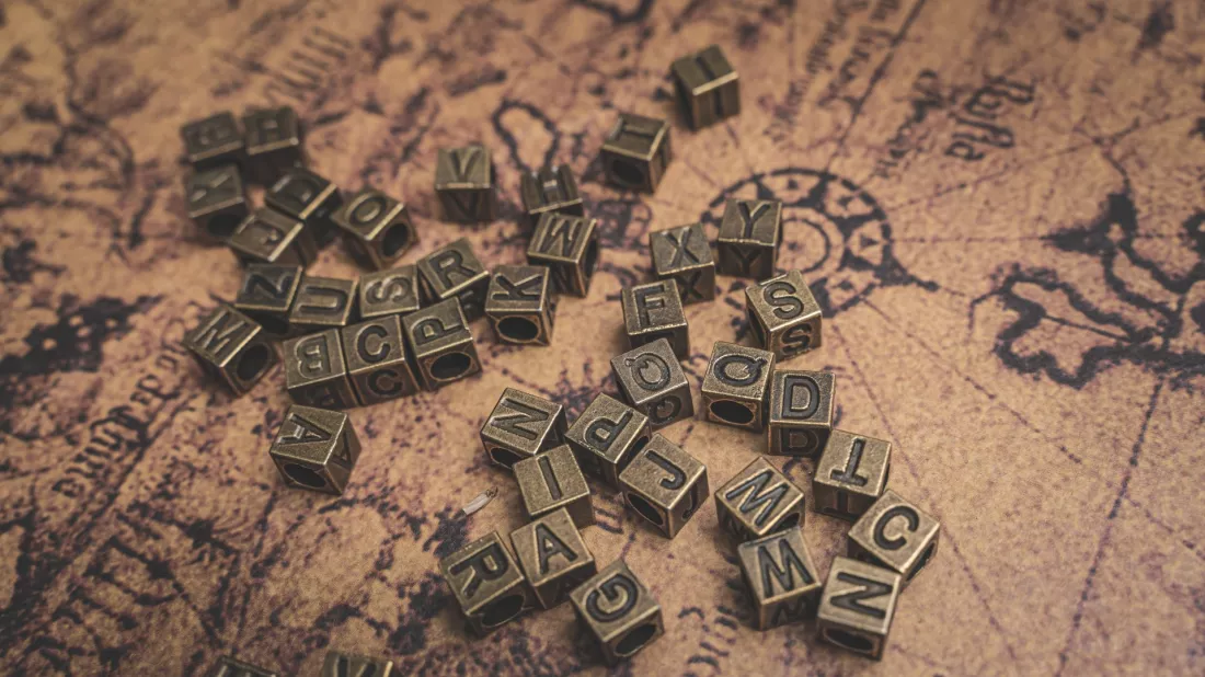 Lettres en bronze sur une ancienne carte du monde
