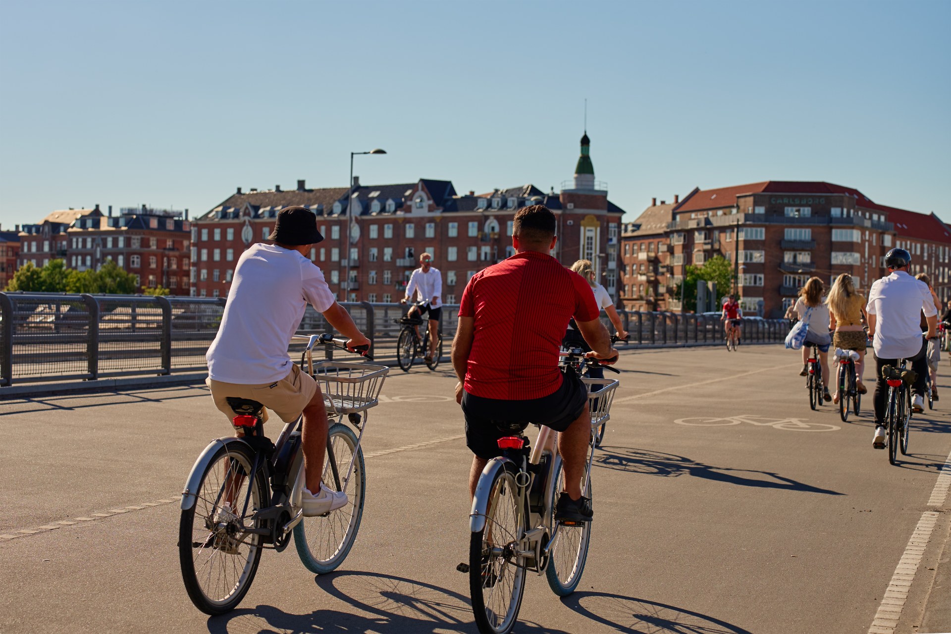 Des jeunes à vélo dans une rue de Copenhague