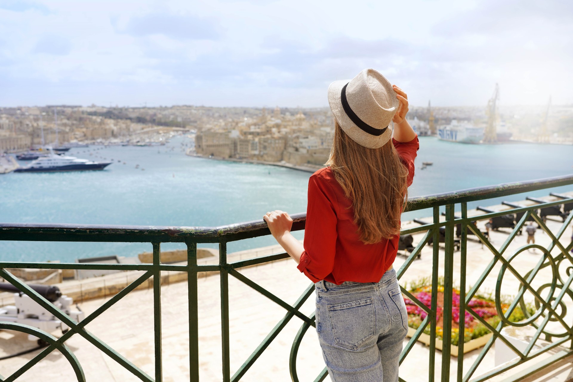 Jeune femme admirant la vue sur les Trois Cités depuis les jardins d’Upper Barrakka à La Valette