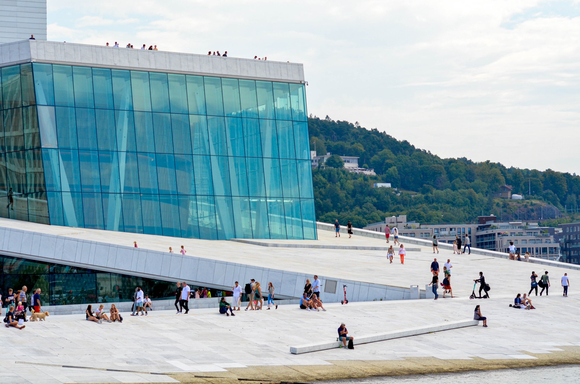 Des gens qui se promènent et se détendent sur le toit de l’Opéra d’Oslo