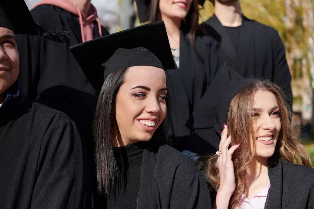 Des diplômés internationaux fêtent leur master